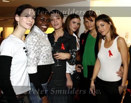 Amsterdam 1 december 2006
De Armani winkel op de pc hooftstraat organiseert een aan tbv het aidsfonds. Helena Christensen met deelneemsters Hollands next topmodel