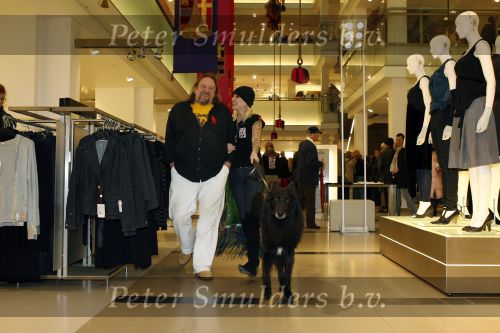 Amsterdam 3 december 2006
Bekende Nederlanders verkopen art bags tbv het aidsfonds in de bijenkorf in Amsterdam. Henk Schiffmacher met zijn vrouw Louise en hun hond