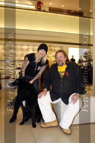 Amsterdam 3 december 2006
Bekende Nederlanders verkopen art bags tbv het aidsfonds in de bijenkorf in Amsterdam. Henk Schiffmacher met zijn vrouw Louise en hun hond