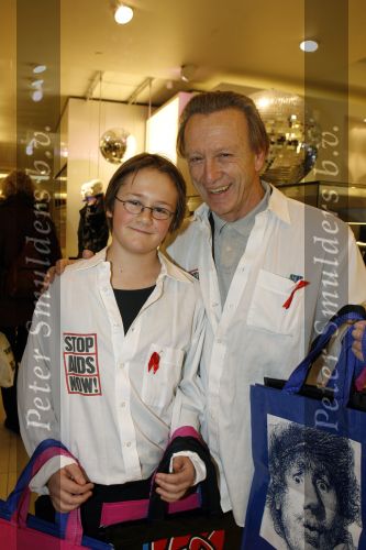 Amsterdam 3 december 2006
Bekende Nederlanders verkopen art bags tbv het aidsfonds in de bijenkorf in Amsterdam. Hidde Maas met zijn zoon