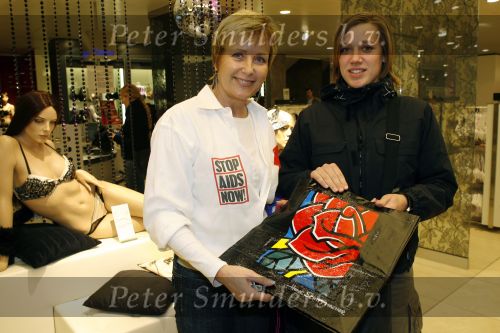 Amsterdam 3 december 2006
Bekende Nederlanders verkopen art bags tbv het aidsfonds in de bijenkorf in Amsterdam. Inge Ipenburg