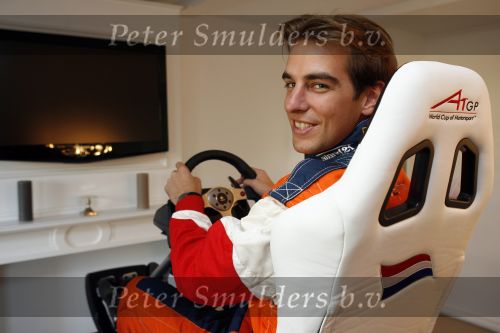 Amsterdam 29 november 2006
Jeroen Bleekemolen in zijn playseats.