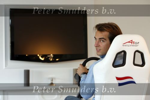Amsterdam 29 november 2006
Jeroen Bleekemolen in zijn playseats.