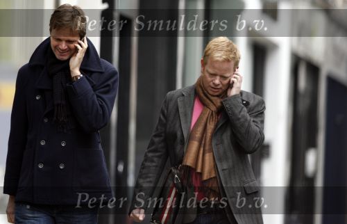Amsterdam 10 november 2006
John Luken en zijn vriend beide met gsm op de pc hooftstraat.