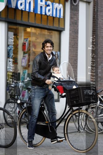 Amsterdam 9 november 2006
John v Lottum met zijn vrouw en dochter op de cornelis schuytstraat.