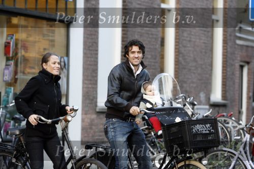 Amsterdam 9 november 2006
John v Lottum met zijn vrouw en dochter op de cornelis schuytstraat.