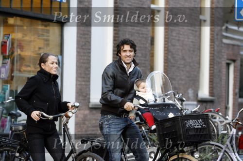Amsterdam 9 november 2006
John v Lottum met zijn vrouw en dochter op de cornelis schuytstraat.