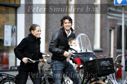 Amsterdam 9 november 2006
John v Lottum met zijn vrouw en dochter op de cornelis schuytstraat.