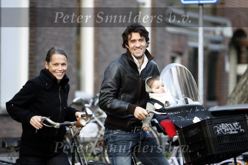 Amsterdam 9 november 2006
John v Lottum met zijn vrouw en dochter op de cornelis schuytstraat.