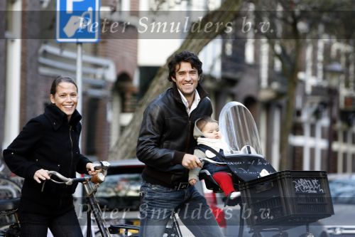 Amsterdam 9 november 2006
John v Lottum met zijn vrouw en dochter op de cornelis schuytstraat.