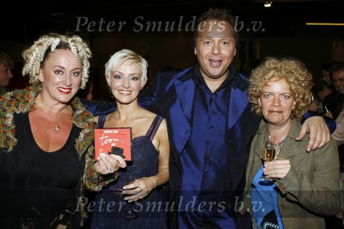Amsterdam 4 november 2006
Presentatie cd Toon Hermans door Maurice Hermans aan Lone v Roosendaal Richard Groenendijk en Ellen Evers.Karin Bloemen en Brigitte Kaandorp