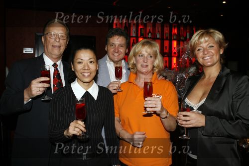 Blaricum 12 november 2006
1 jarig bestaan restaurant Red Sun. Ze organiseren een diner tbv het Kika fonds. John de Mol sr Rene Froger Caroline Tensen en iemand van Kika en de eigenaresse van het retaurant
