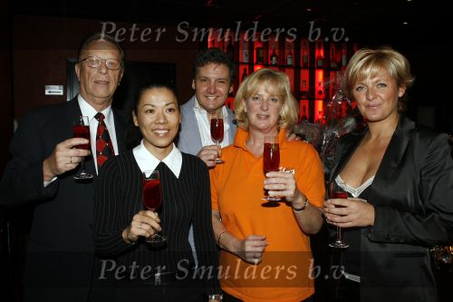 Blaricum 12 november 2006
1 jarig bestaan restaurant Red Sun. Ze organiseren een diner tbv het Kika fonds. John de Mol sr Rene Froger Caroline Tensen en iemand van Kika en de eigenaresse van het retaurant