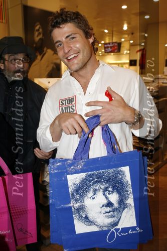 Amsterdam 3 december 2006
Bekende Nederlanders verkopen art bags tbv het aidsfonds in de bijenkorf in Amsterdam. Koertjan de Bruijn