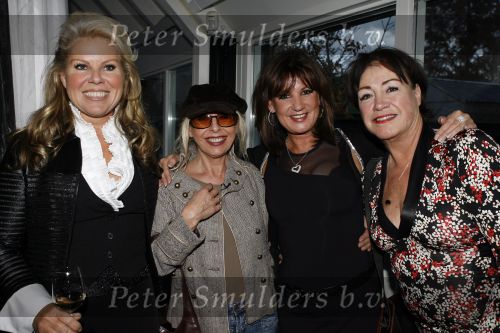 Ouderkerk aan de amstel 21 november 2006
Presentatie boek en nieuw bedrijf Robert Schoemacher bij klein Paardenburg. Marga Scheide Jose Hoebee Viola Holt en Bonnie st Claire