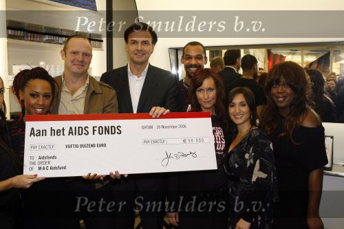 Amsterdam 30 november 2006
Mathijs Telligen en Peter v Rooijen (aidsfonds) met Sabine Koning en Bergit Lewis bij overhandigen cheque bij Mac winkel.