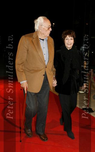 Hilversum 1 december 2006
Opening gebouw beeld en geluid door koningin Beatrix. Mies Bouwman met haar man leen Timp met een blauw oog en een wandelstok