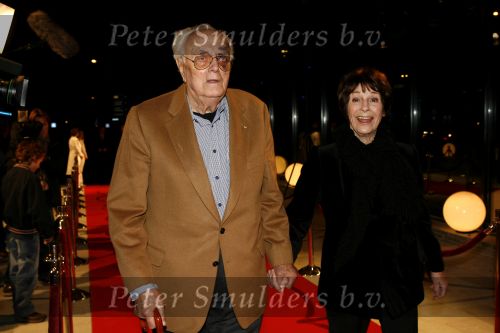 Hilversum 1 december 2006
Opening gebouw beeld en geluid door koningin Beatrix. Mies Bouwman met haar man leen Timp met een blauw oog en een wandelstok
