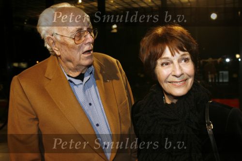 Hilversum 1 december 2006
Opening gebouw beeld en geluid door koningin Beatrix. Mies Bouwman met haar man leen Timp met een blauw oog en een wandelstok