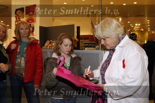 Amsterdam 3 december 2006
Bekende Nederlanders verkopen art bags tbv het aidsfonds in de bijenkorf in Amsterdam. Nelly Frijda