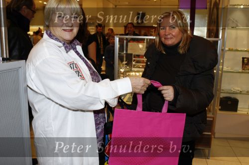 Amsterdam 3 december 2006
Bekende Nederlanders verkopen art bags tbv het aidsfonds in de bijenkorf in Amsterdam. Nelly Frijda
