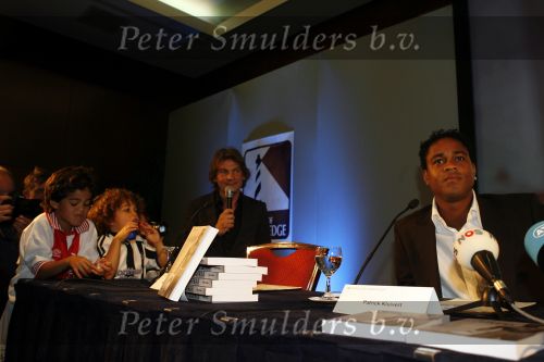 Amsterdam 29 mei 2006
Presentatie boek Patrick Kluivert in hotel Krasnapolsky.
Patrick  met Justin Ruben   
Peter Smulders bv