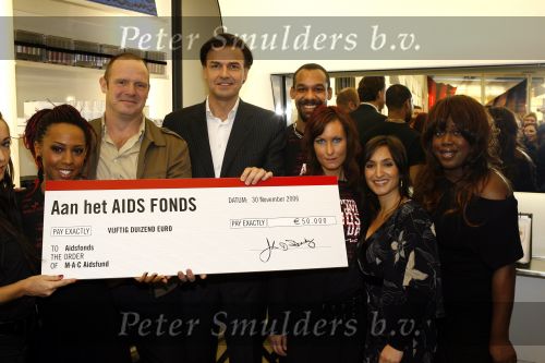 Amsterdam 30 november 2006
Mathijs Telligen en Peter v Rooijen (aidsfonds) met Sabine Koning en Bergit Lewis bij overhandigen cheque bij Mac winkel.