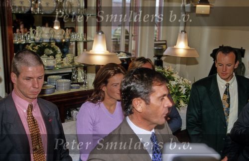 Amsterdam 17 Oktober 1997
Persconferentie t.g.v. Opening Replay modezaak
Prinses Stephanie van Monaco in een bar na afloop