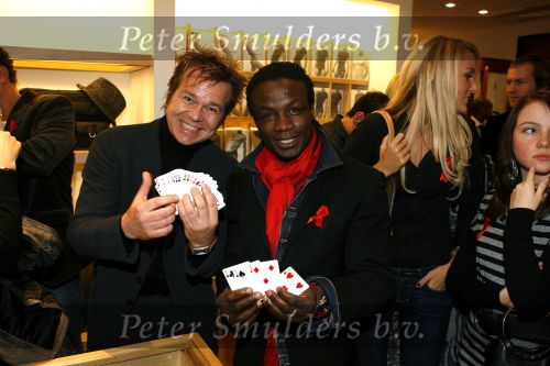 Amsterdam 1 december 2006
De Armani winkel op de pc hooftstraat organiseert een aan tbv het aidsfonds. Regilio Tuur als goochelaar