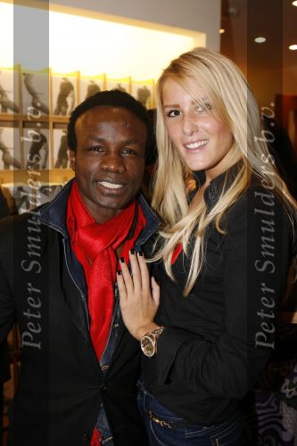 Amsterdam 1 december 2006
De Armani winkel op de pc hooftstraat organiseert een aan tbv het aidsfonds. Regilio Tuur met vriendin