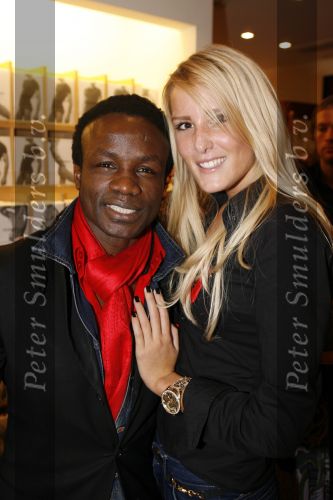 Amsterdam 1 december 2006
De Armani winkel op de pc hooftstraat organiseert een aan tbv het aidsfonds. Regilio Tuur met vriendin