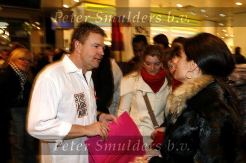 Amsterdam 3 december 2006
Bekende Nederlanders verkopen art bags tbv het aidsfonds in de bijenkorf in Amsterdam. Rene Mioch