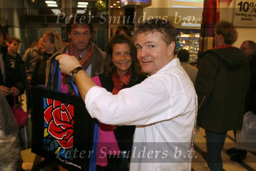 Amsterdam 3 december 2006
Bekende Nederlanders verkopen art bags tbv het aidsfonds in de bijenkorf in Amsterdam. Rene Mioch