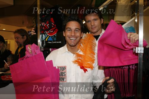 Amsterdam 3 december 2006
Bekende Nederlanders verkopen art bags tbv het aidsfonds in de bijenkorf in Amsterdam.Sander Janson en Raymond Havelaar