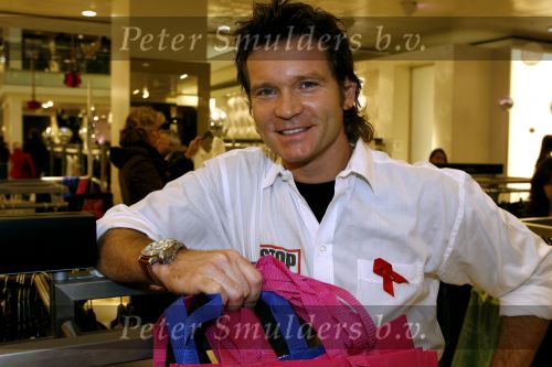 Amsterdam 3 december 2006
Bekende Nederlanders verkopen art bags tbv het aidsfonds in de bijenkorf in Amsterdam. Sander Janson