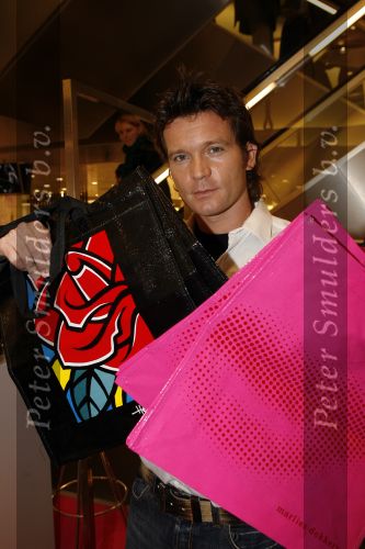 Amsterdam 3 december 2006
Bekende Nederlanders verkopen art bags tbv het aidsfonds in de bijenkorf in Amsterdam.Sander Janson