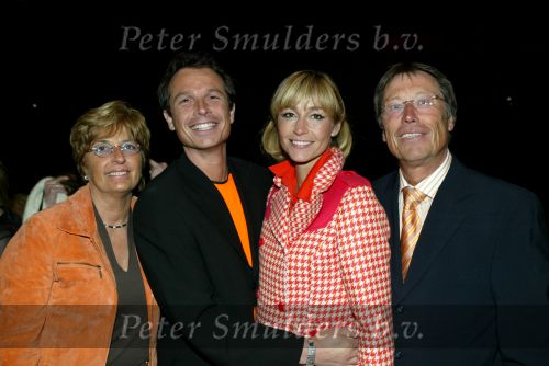 Amsterdam 19 april 2004
Premiere in Oranje in Amsterdam Arena.
 Wendy v Dijk  met broer en ouders