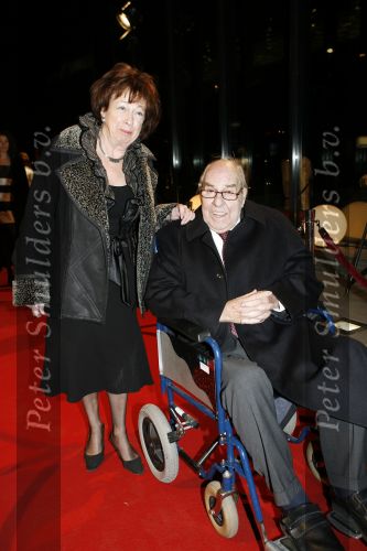 Hilversum 1 december 2006
Willem Duys in rolstoel met zijn vrouw bij de opening van het gebouw beeld en geluid.