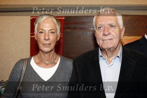 Amsterdam Schiphol 23 november 2009
Presentatie boek Hans Kazan in het Hilton hotel. Aad v d Heuvel met zijn vrouw
Peter Smulders bv