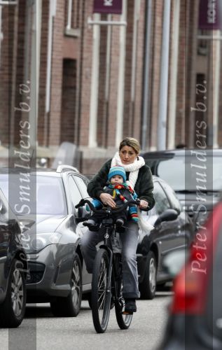 Amsterdam 30 november 2009
Aafke de Wild met haar zoon op de fiets.
Peter Smulders bv