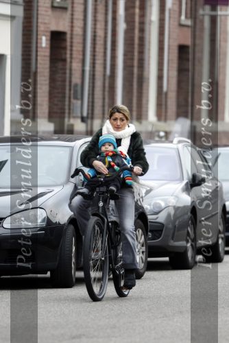 Amsterdam 30 november 2009
Aafke de Wild met haar zoon op de fiets.
Peter Smulders bv
