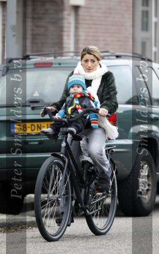 Amsterdam 30 november 2009
Aafke de Wild met haar zoon op de fiets.
Peter Smulders bv