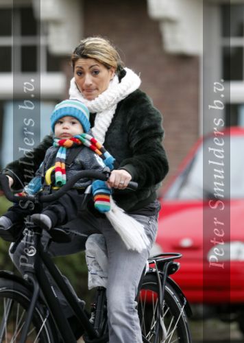 Amsterdam 30 november 2009
Aafke de Wild met haar zoon op de fiets.
Peter Smulders bv