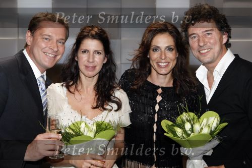 Gouda 7 december 2009
Premiere de gelukkige huisvrouw in het theater van Gouda.
De acteurs zijn Isa Hoes Marc Klein Essink Ruben Lursen Anne Lamsvelt en Marie Louise Stheins. Albert Verlinde met Heleen v Royen
Peter Smulders bv