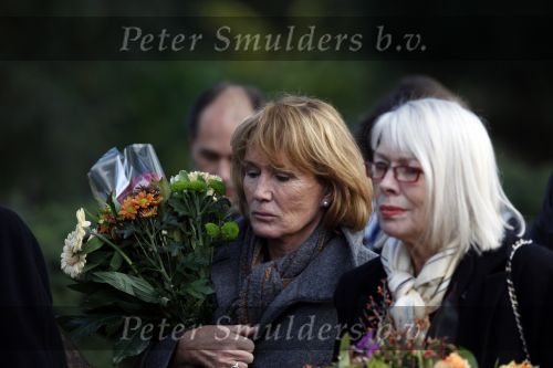 Amsterdam 8 december 2009
Begrafenis Ramses Shaffy op zorgvlied. Ramses vertrok met koets vanaf Carre. Daar waren Liesbeth List met man en dochter en Kitty Courbois. Annemarie Oster
Peter Smulders bv