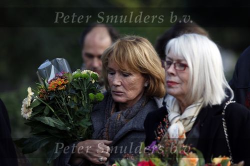 Amsterdam 8 december 2009
Begrafenis Ramses Shaffy op zorgvlied. Ramses vertrok met koets vanaf Carre. Daar waren Liesbeth List met man en dochter en Kitty Courbois. Annemarie Oster
Peter Smulders bv