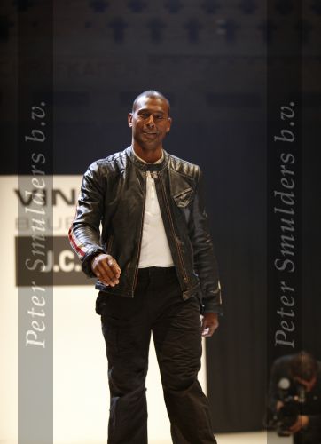 Amsterdam 9 november 2009
modeshow JC Rags en Vingino op  de beurs van Life after Football. Aron Winter met zijn zoon
Peter Smulders bv
