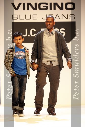 Amsterdam 9 november 2009
modeshow JC Rags en Vingino op  de beurs van Life after Football. Aron Winter met zijn zoon
Peter Smulders bv