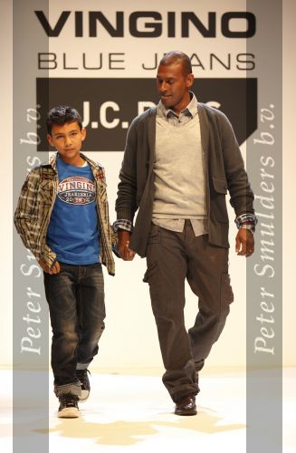 Amsterdam 9 november 2009
modeshow JC Rags en Vingino op  de beurs van Life after Football. Aron Winter met zijn zoon
Peter Smulders bv