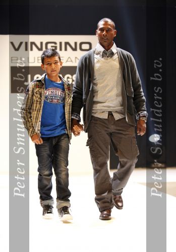 Amsterdam 9 november 2009
modeshow JC Rags en Vingino op  de beurs van Life after Football. Aron Winter met zijn zoon
Peter Smulders bv